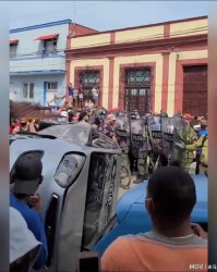 撑不住了！古巴街头掀车围警，饥寒交迫之下，政府终于向美国低头